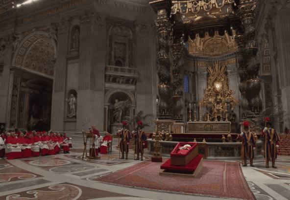 Vítimas denunciam falta de transparência do Vaticano em caso de padre acusado de abusos