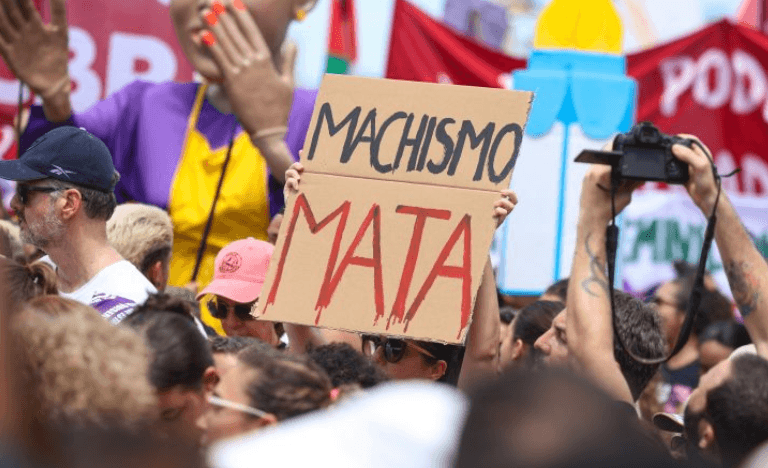 Fotos íntimas, ameaças e golpes: decreto aumenta proteção às mulheres na internet