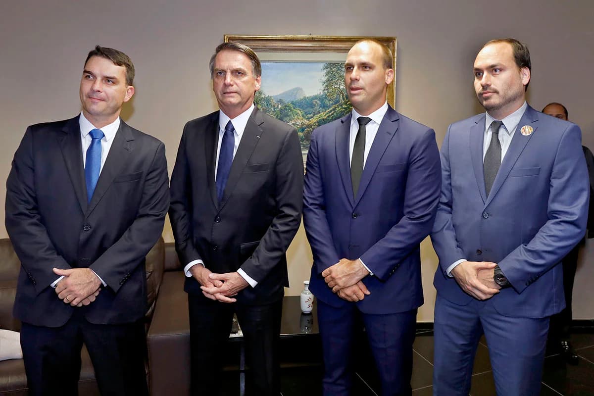 Filhos de Bolsonaro criticam Moraes após proibição de visitas