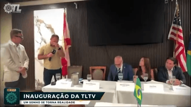 Eduardo Bolsonaro chora em evento por medo de ser preso
