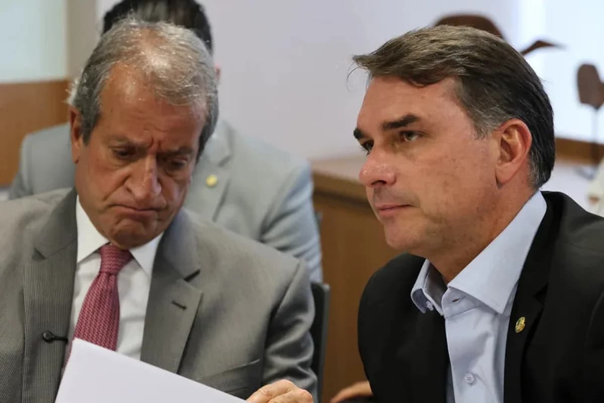 Flávio Bolsonaro defende Valdemar Costa Neto e diz que PF quer “constranger” PL