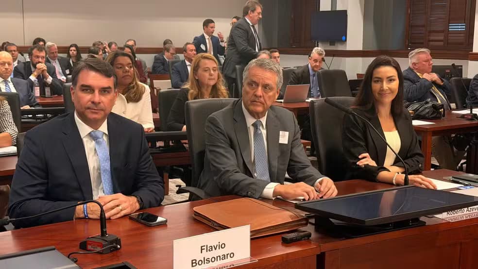 Nos EUA, Flávio Bolsonaro diz que Pix não ameaça empresas americanas