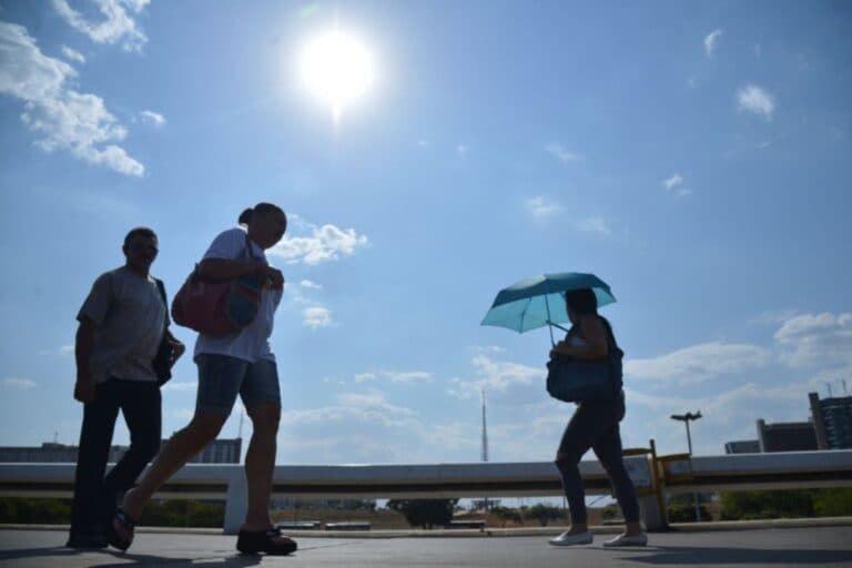 Manaus está tão quente que lojas, igrejas e shoppings podem ‘criar’ sombras