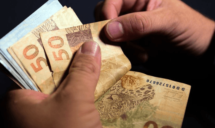 Governo prevê salário mínimo de R$ 1.741 em 2027