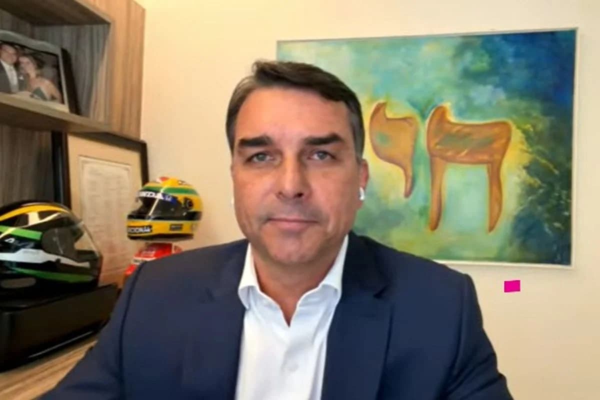 Flávio diz que afastamento de chefe da PF expõe suposto “grupo de Lula” na corporação