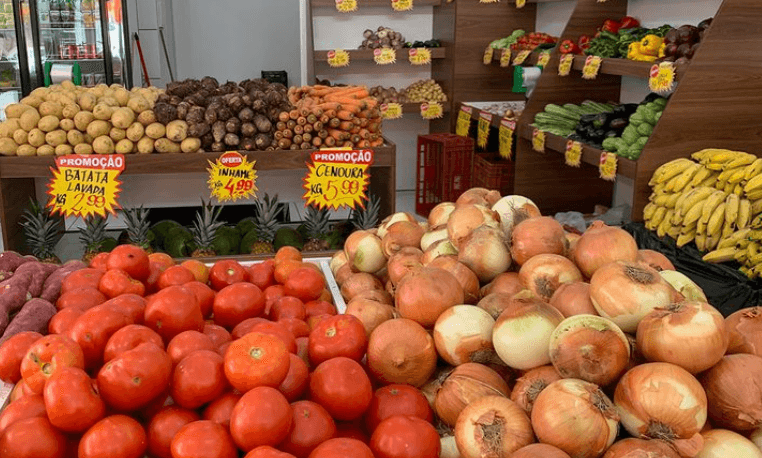 Conta de luz, alimentos e passagens aéreas ficam mais baratos em agosto, aponta IBGE