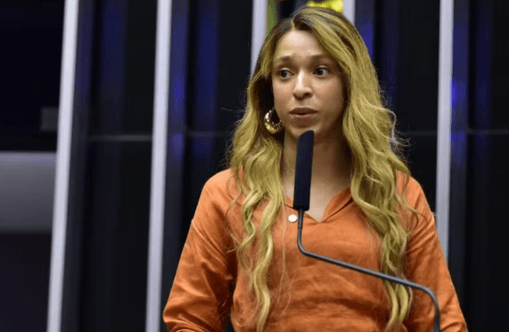 Erika Hilton critica PSOL e defende federação com o PT