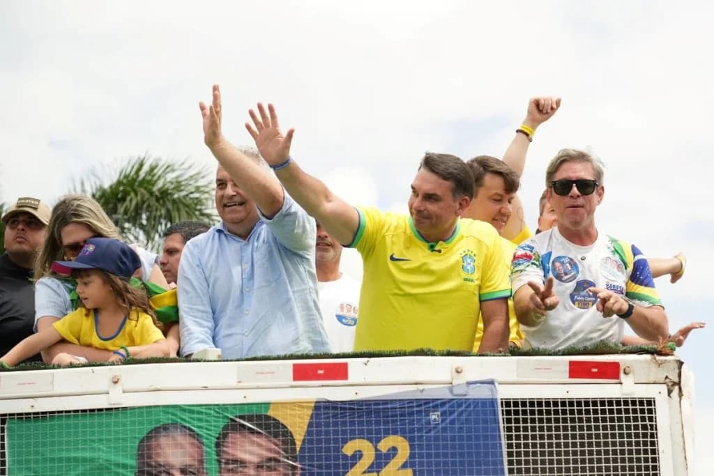 Flávio foi para os EUA, e os aliados ficaram com a crise