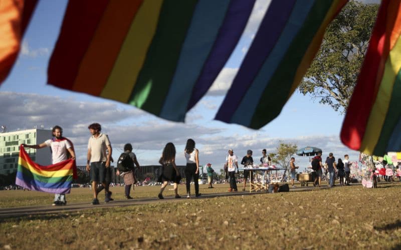 Projeto no Senado cria crime de LGBTIcídio com pena de até 40 anos