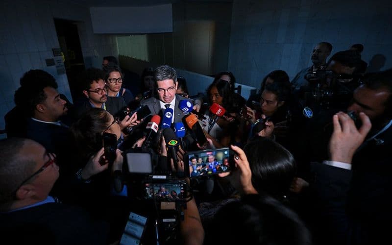 Randolfe prevê votar fim da 6×1 até outubro após oposição barrar votação no Senado