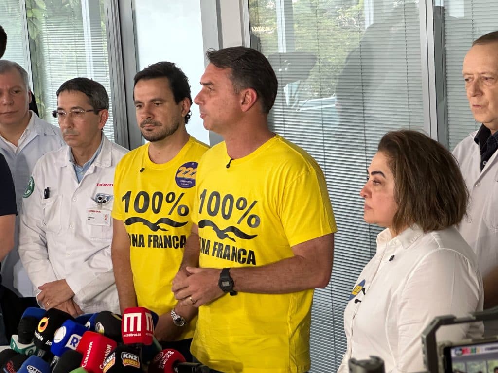 Em Manaus, Flávio Bolsonaro visita indústria em alta no PIM