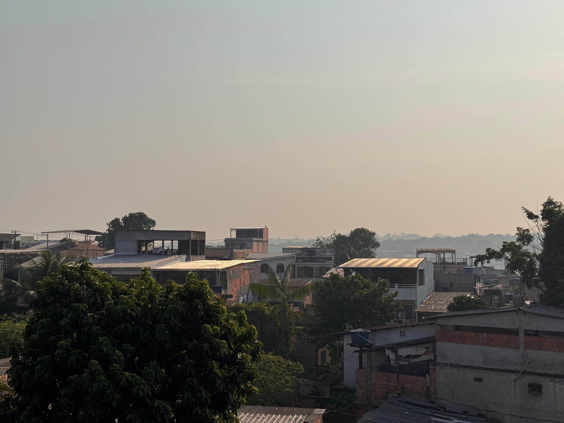 Chuva dá trégua à fumaça e melhora qualidade do ar em Manaus