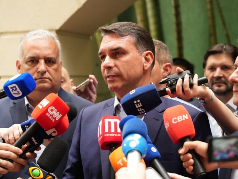 Flávio Bolsonaro vê ‘luz no fim do túnel’ após fala de Fachin