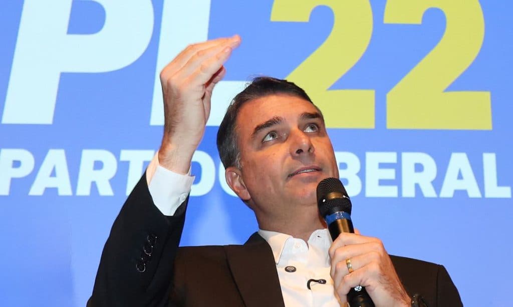Flávio Bolsonaro reafirma posição sobre escala 6×1
