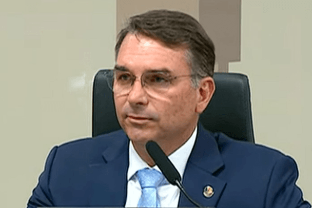 Derrota nas urnas deixa Flávio Bolsonaro sem mandato e foro privilegiado