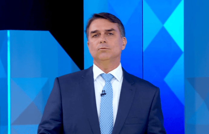 Flávio Bolsonaro se declara o “verdadeiro presidente eleito do Brasil”