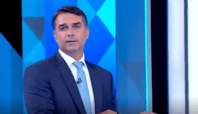 Flávio Bolsonaro promete monitorar agressores e apoiar mulheres vítimas de violência