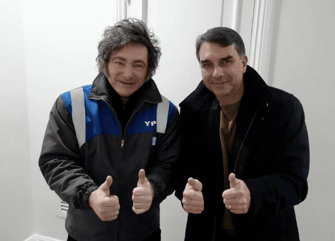 Políticos da argentina cobram investigação sobre possível fuga de Flávio Bolsonaro pelo país, diz jornal