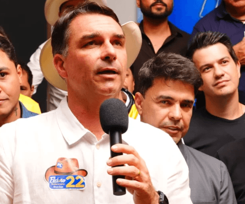 Flávio Bolsonaro altera carta após se declarar “verdadeiro presidente do Brasil”