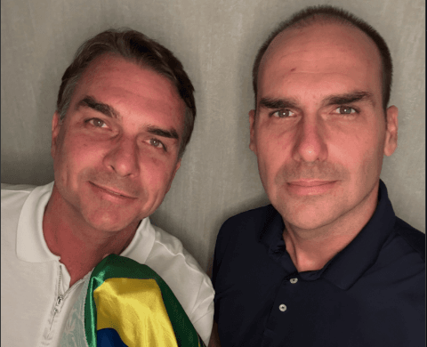 “Não desistiremos do Brasil”: Eduardo posta foto com Flávio nos EUA
