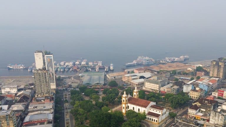 Fumaça esconde o horizonte do Porto de Manaus; veja vídeo