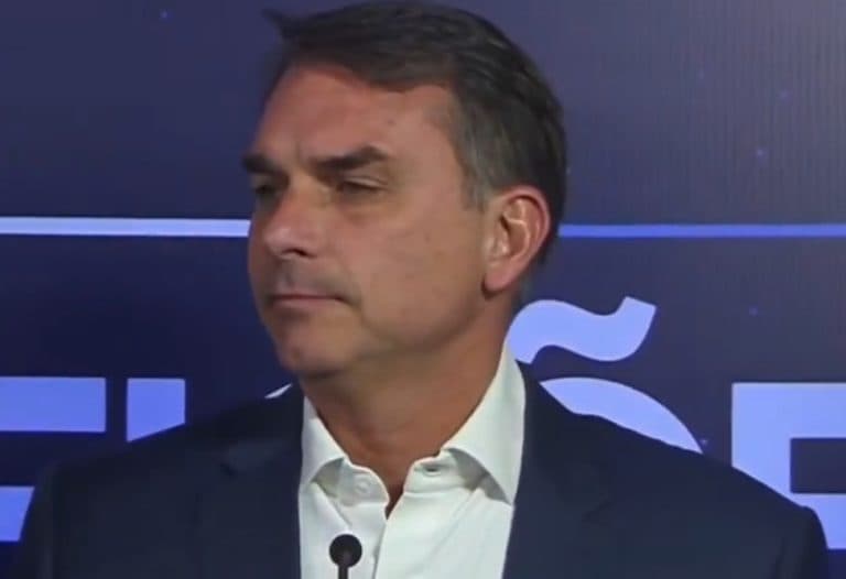 Saída de Flávio Bolsonaro do Brasil ganha destaque na imprensa internacional