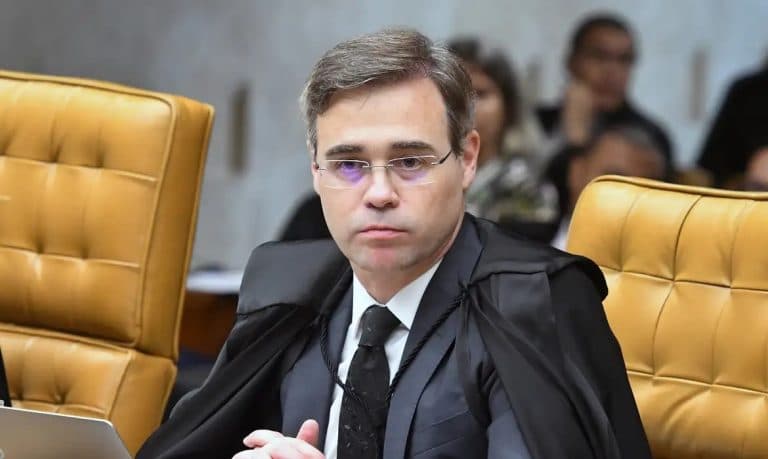 André Mendonça diz que Lula e Flávio podem divulgar sigilos sem autorização do TSE
