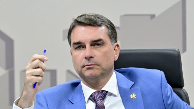 Sumiço de Flávio abre especulações sobre “fuga” do senador para os EUA; entenda