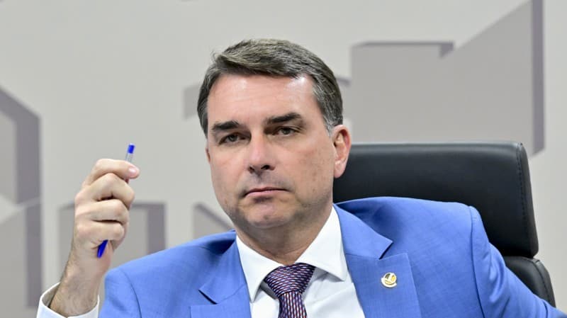 Sumiço de Flávio abre especulações sobre “fuga” do senador para os EUA; entenda