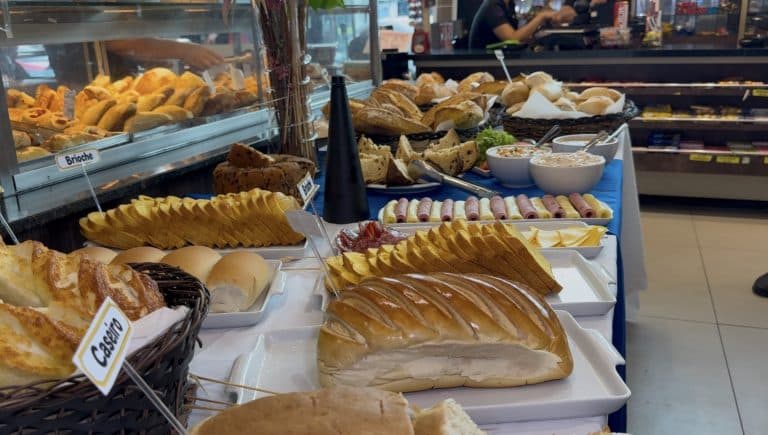 Por trás de cada pão francês, uma rotina de trabalho que não para em Manaus