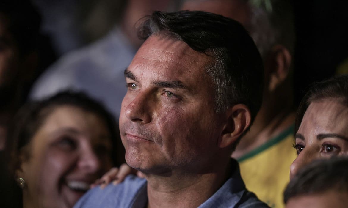 PF cancela passaportes de Flávio Bolsonaro após prazo do STF