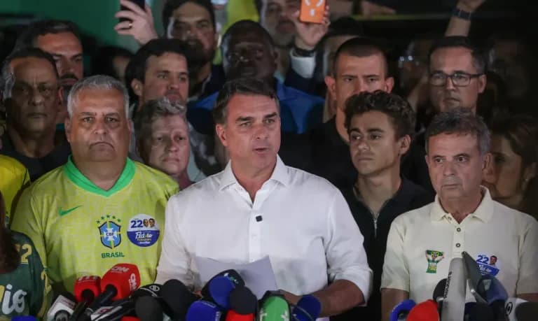 TSE desmente Flávio Bolsonaro sobre retirada de fiscais da sala-cofre: “Afirmação falsa”