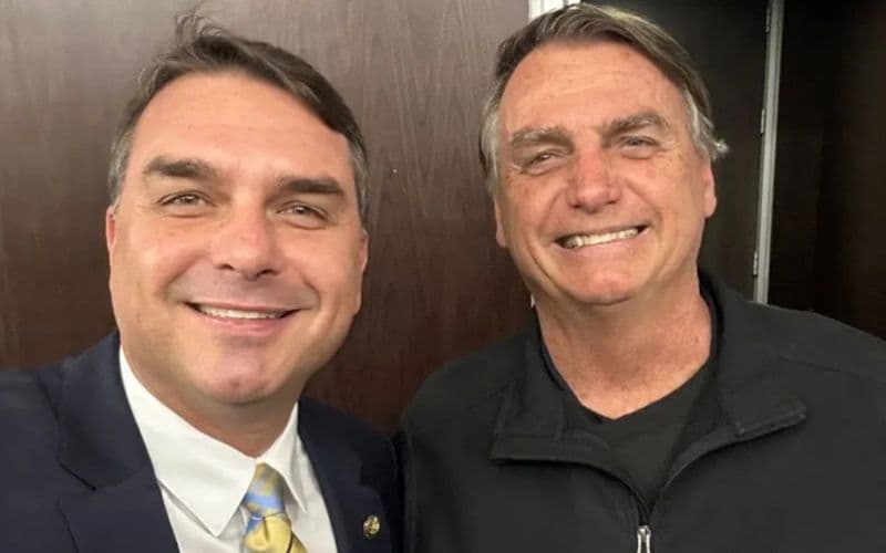 Flávio Bolsonaro pode reduzir pena do pai se for eleito?