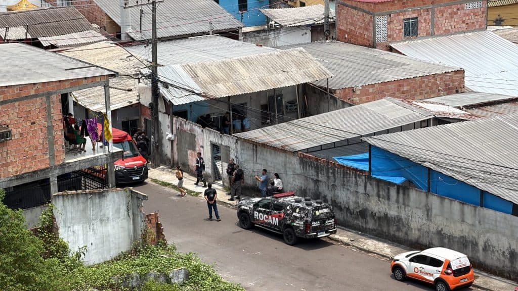 Vídeo: Homem mantém o próprio filho como refém em Manaus