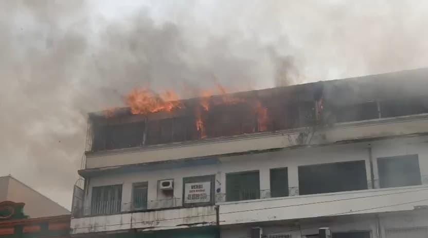 Incêndio de grandes proporções atinge prédio no Centro de Manaus; veja vídeos