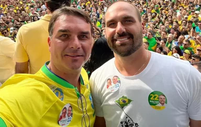 Flávio Bolsonaro pode perder mandato pelo mesmo motivo que o irmão