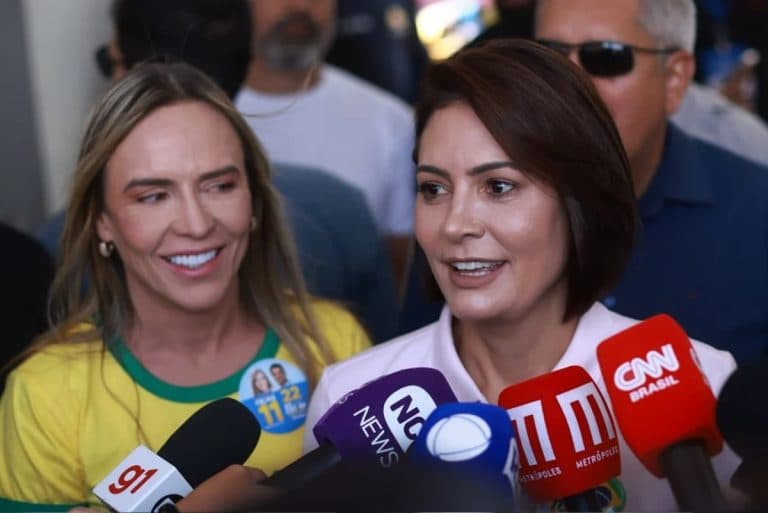 Michelle vota em Brasília e diz que Jair Bolsonaro está “ansioso”